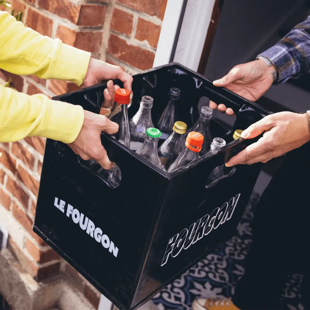 Livraison de caisses de bouteilles de verre consignées Le Fourgon, commerçant écologique.